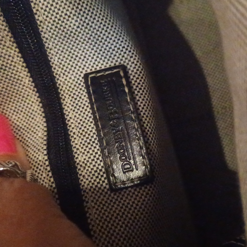Classy Dooney & Bourke Signature Shoulder Bag - Picture 14 of 16